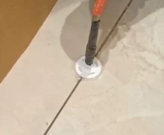 鄂州市瓷砖空鼓维修公司专业解答瓷砖在铺贴过程中，如果没有涂抹均匀到位的粘结材料（如水泥砂浆或瓷砖胶），可能会导致以下问题
