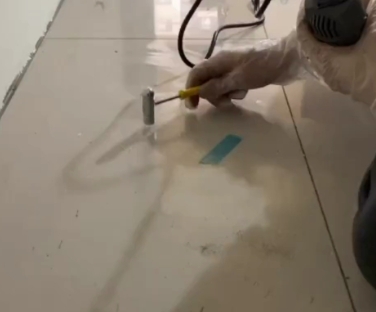 鄂州市瓷砖开裂维修公司专业分享瓷砖在铺贴前如果没有沥干水分，将会导致以下问题